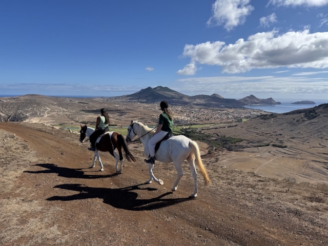  Paseo a caballo en el pueblo de Porto Santo