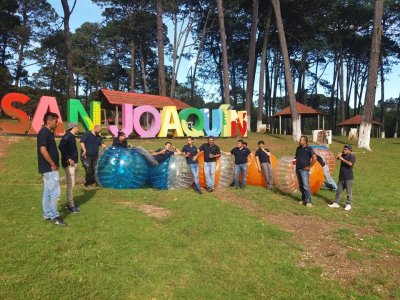 Renta 6 pelotas de zorbing por 5 horas.