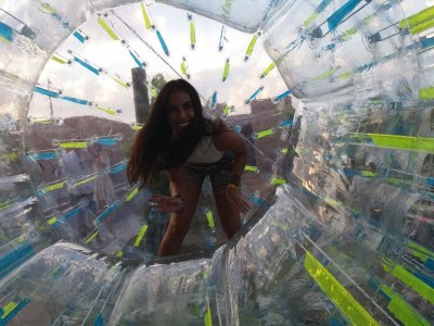 Renta de 8 bolas de zorbing por 5 horas.