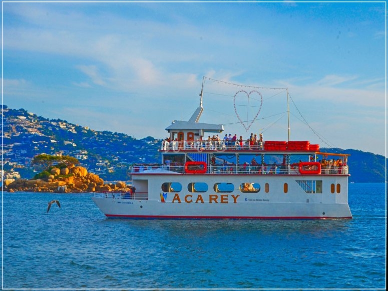 Paseo en Yate con barra libre y música Acapulco desde 500