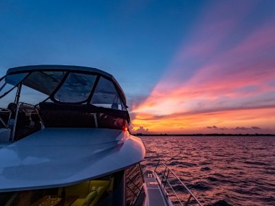 Passeio de iate ao pôr do sol com bebidas em Cancún 5h