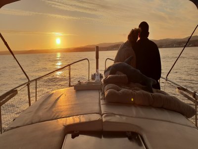 Barco y aperitivo al atardecer para 2 en Estepona