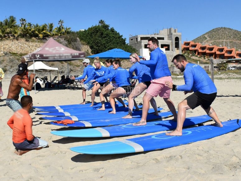 Alquiler de tabla de surf en Playa Cerritos 1 día desde 451 Yumping