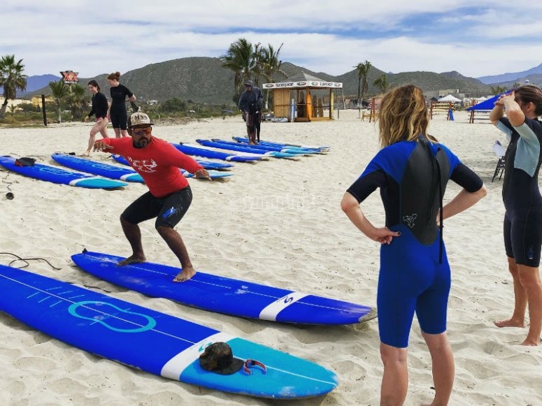 Alquiler de tabla de surf en Playa Cerritos 1 día desde 451 Yumping