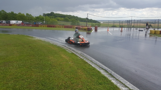  Circuito de karting después de la lluvia 