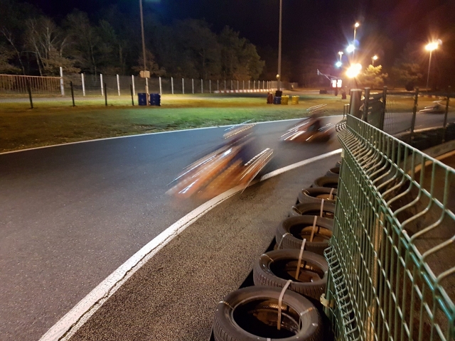  Fuertes sensaciones de karting en la noche 