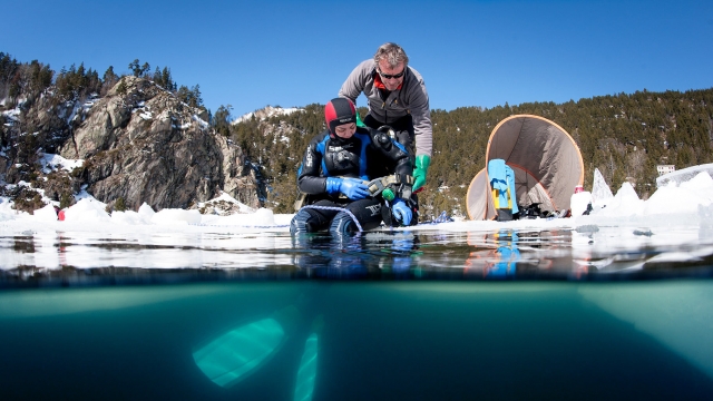  Preparativos de los deniers antes de sumergirse bajo el hielo 