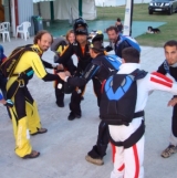  Con traje de paracaidista 