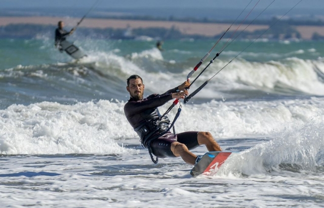  Instructor de kitesurf que ofrece una demostración 