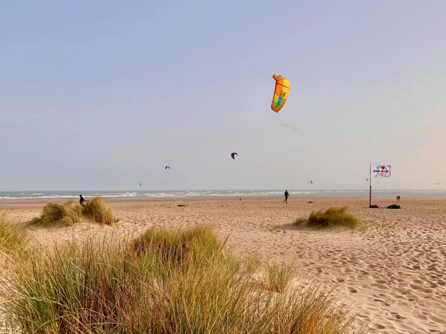  Sesión de kitesurf en la playa 