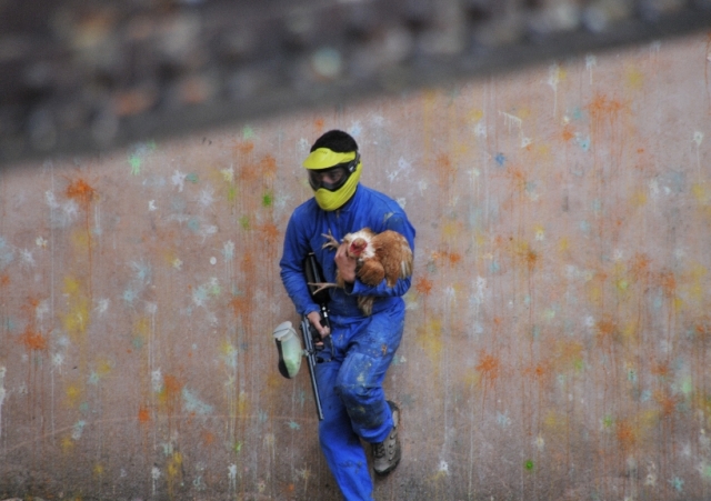  Jugador de gotcha en una misión