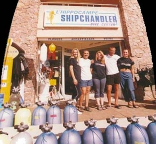  Equipo frenle al centro de buceo 