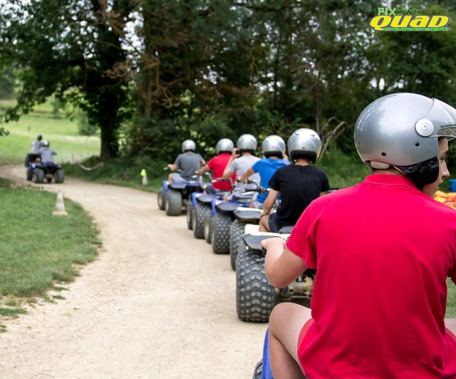  Grupo de amigos en una excursión en cuatrimoto por el Gers