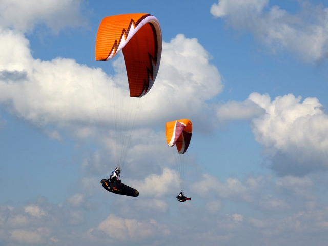  Dos parapentes en vuelo 