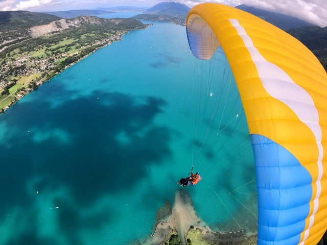  Vuela en parapenle sobre el lago de Annecy 