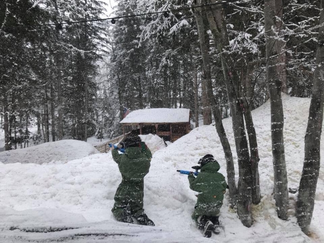  Juego de gotcha en la nieve 