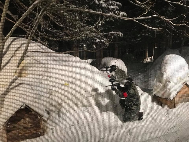  Jugador de gotcha bajo la nieve 