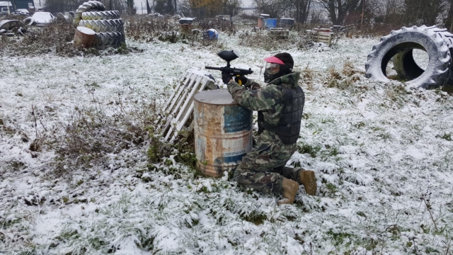  Jugador de gotcha en invierno 