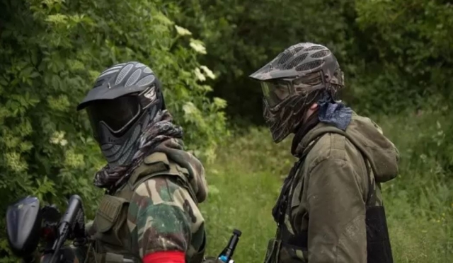  Jugadores de gotcha en el bosque 