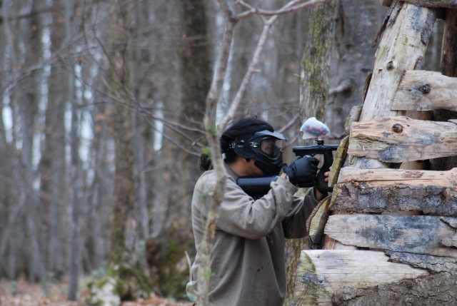 Jugador de gotcha concentrado