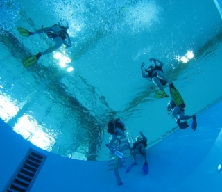  Entrenamiento de buceo en la piscina