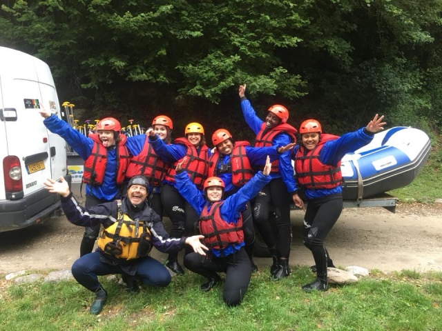  Participantes entusiasmados por comenzar la aventura del rafting 