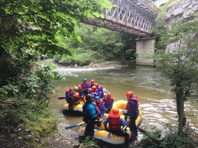  Salida para el descenso de rafting 