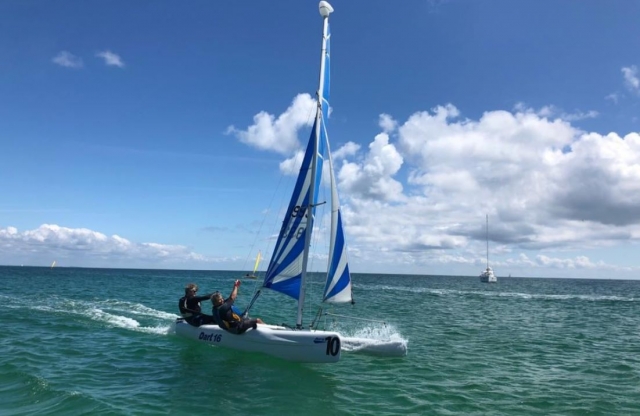  Domina su mini catamarán aprovechando el viento 
