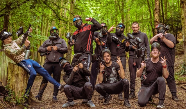  Sesión de gotcha en medio del bosque 
