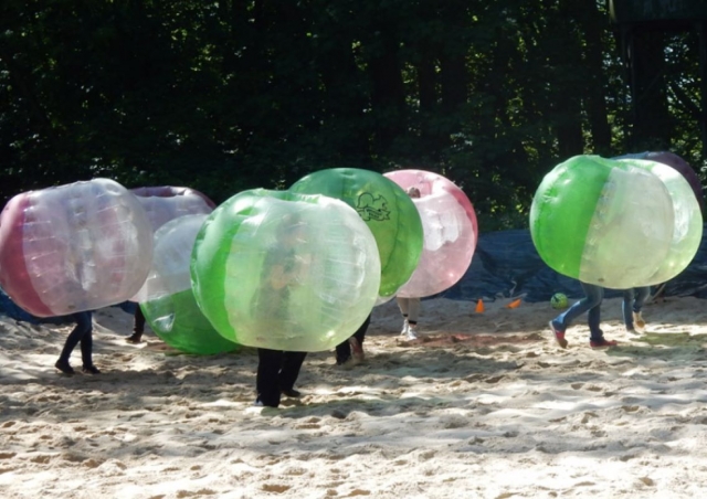  Fútbol en una burbuja gigante