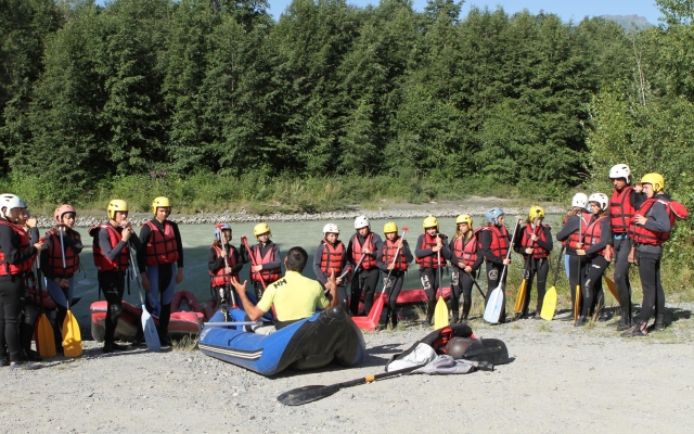  Briefing antes de la sesión de canoa-balsa 