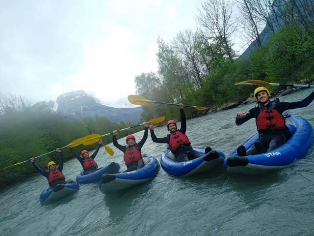  Descenso de balsa en kayak con amigos