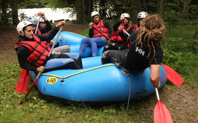  Briefing antes del descenso del rafting 