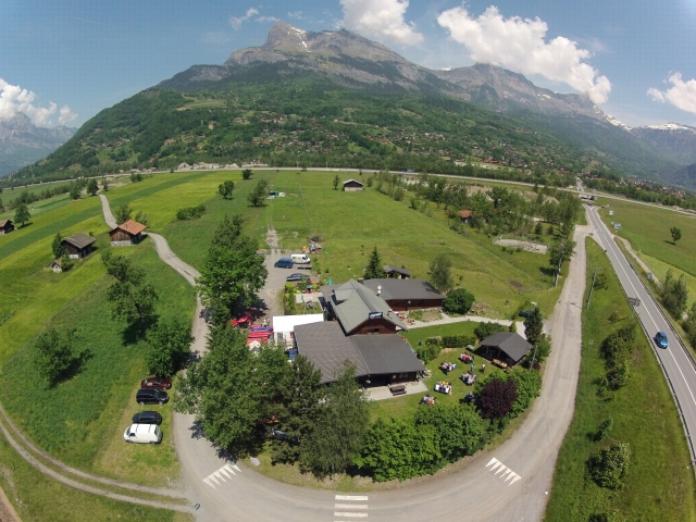  Parapenle sobre el centro de ocio 