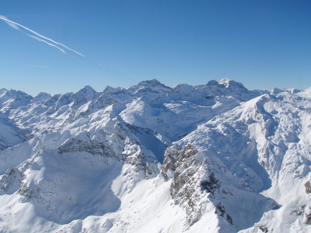 Las cumbres nevadas de los Alpes 