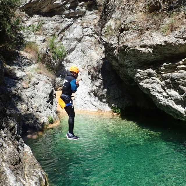  Salta a un frasco de agua 