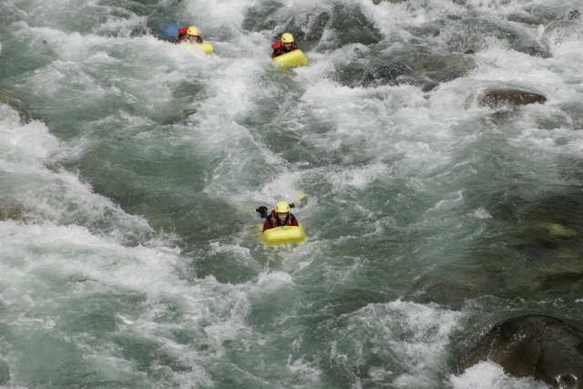  Descubra la inmensidad de los cursos de rafting en el agua 