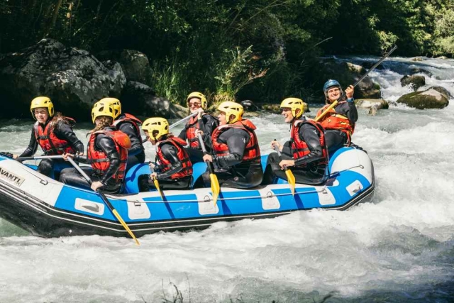  Saboree un momento de conocimiento con una sesión de rafting