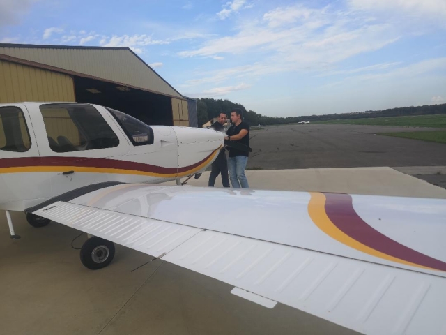  Preparando el avión antes de su vuelo 