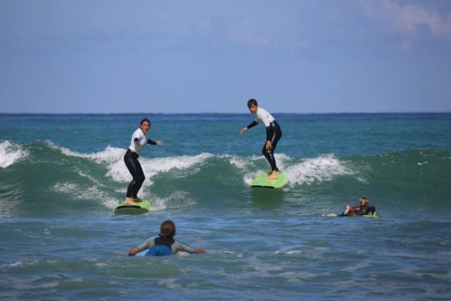  Clases de surf en grupo 
