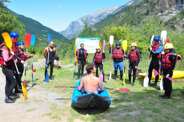  Briefing antes de la salida para el descenso en canoa-balsa 
