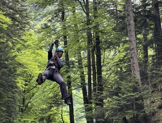 Baja por las tirolinas