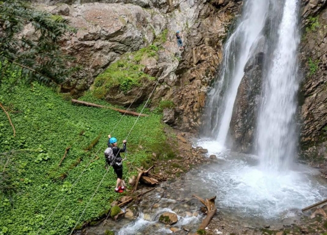 Disfruta de las vistas de la cascada