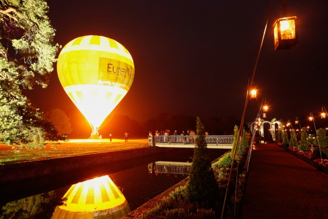 Vuelo en globo aerostático después del atardecer