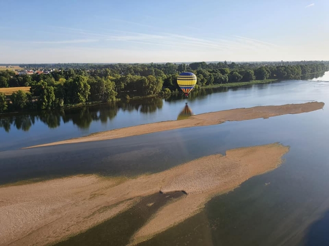 El globo aerostático sobrevolando el Loira duranle su vuelo 