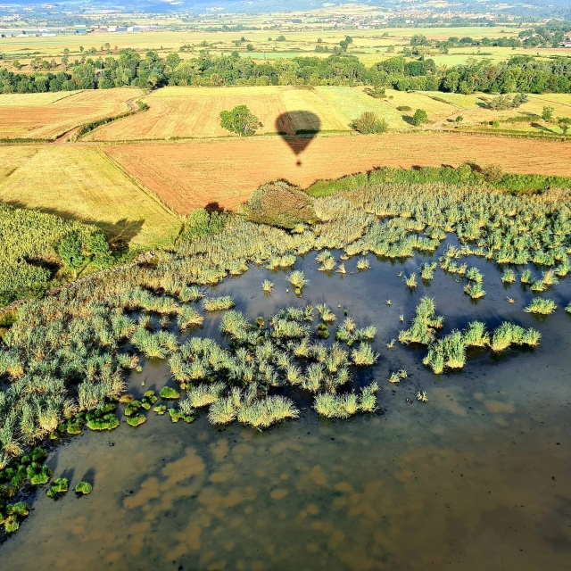  Sombra del globo aerostático sobre magníficos paisajes 