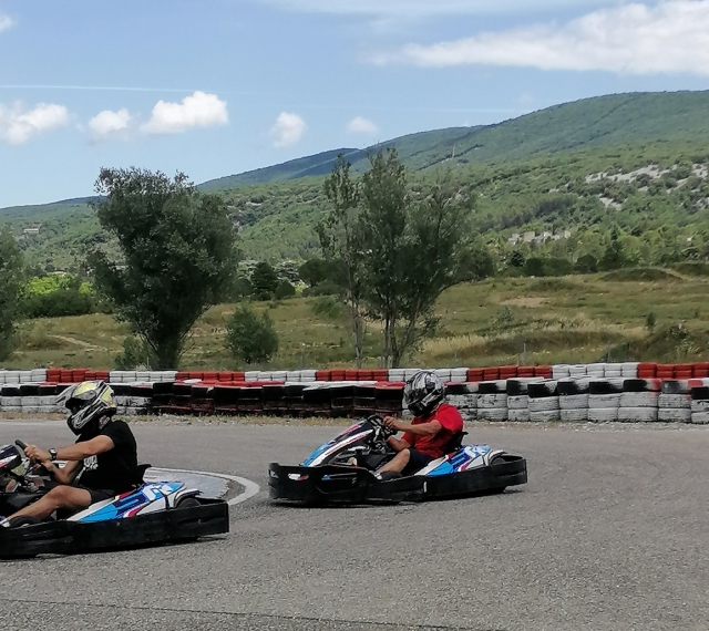 Competencia muy reñida entre los dos karts