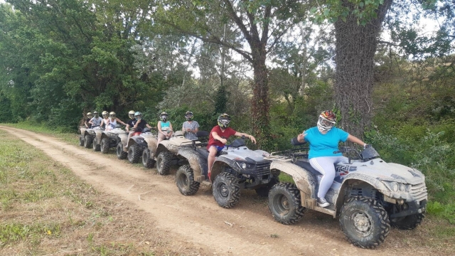 Grupo de aventureros en sus quads