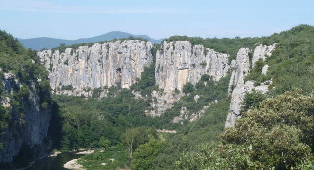 Disfruta de una vista excepcional duranle su ascenso en el curso de aventura 