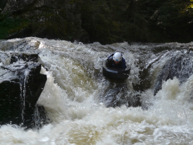 Nadar en aguas brava con Angie 